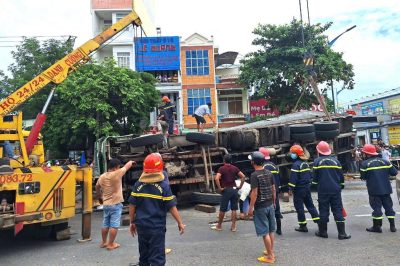 Quy Nhơn – Bình Định: Xe tải chở dăm bị lật, đè bẹp 1 xe máy làm 3 người đi đường TV